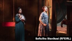 دو تن از زنانی که در نمایش تیاتری « هزار خورشید تابان » اشتراک کرده بودند