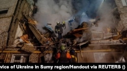 Рятувальники додають, що пошукові роботи тривають. Припускається, що під завалами можуть бути ще люди