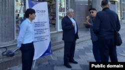 “Адам укуктарын коргоо боюнча көз карандысыз борбор”  менен кызматташкандар. Сүрөт иллюстрация үчүн колдонулду.