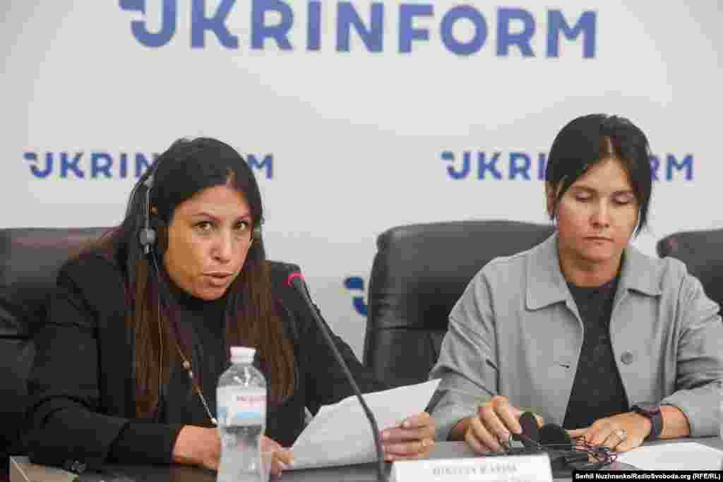 &laquo;Ми робимо все можливе, щоб сприяти негайному звільненню Владислава, щоб він нарешті зміг повернутися до дружини Катерини Єсипенко та доньки Стефанії. Нам потрібна ваша допомога, щоб цивільні ув&rsquo;язнені в Криму не були забуті, в тому числі такі люди, які говорять правду, як Владислав, чий внесок ще цінніший у цей скрутний час&raquo;, &ndash; сказала головна редакторка Радіо Свобода Нікола Карім. На фото Нікола Карім та Катерина Єсипенко. Київ, 5 жовтня 2023 року&nbsp;