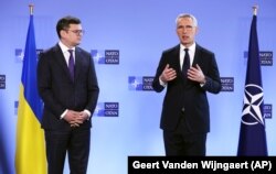 Дмитрий Кулеба (слева) и Йенс Столтенберг. Брюссель, 4 апреля 2023 года