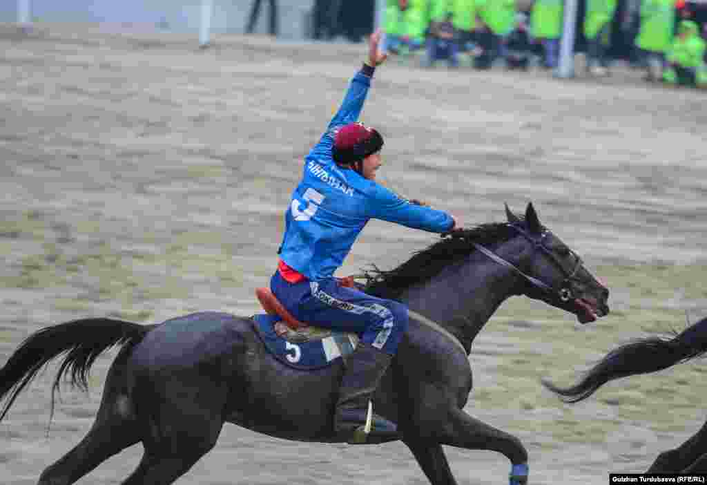 &quot;Ынтымак&quot; командасынын оюнчусу жеңишине сүйүнүп жатат.&nbsp;