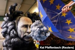 Символічне зображення Путіна і ЄС на щорічному карнавалі в Німеччині. 2023 рік