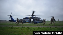 Бійці ГУР тренуються на американських «Чорних яструбах»