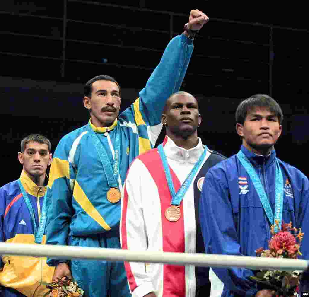 Боксер Ермахан Ибраимов (с поднятой рукой) выиграл золото на Олимпиаде в Сиднее в 2000 году. Он выступал в весе 71 килограмм&nbsp;