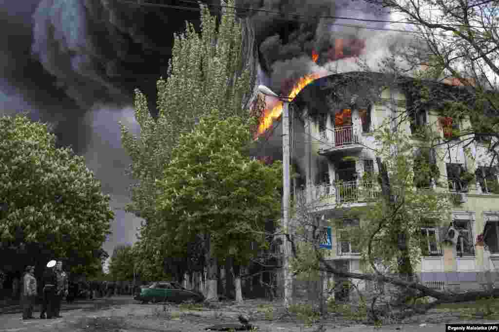 Пожар в здании мариупольской милиции, 9 мая 2014 года. В этот день МВД Украины начало штурм здания милиции, занятого контролируемыми Москвой вооруженными людьми. Во время штурма были убиты несколько человек