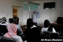 شماری از زنان و دخترانی که در زمینه نرس قابله گی درس میخوانند