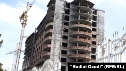 "Комил-2010" компаниясы Куляб шаарында куруп жаткан көп кабаттуу үй.