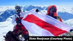 Лілія Яноўская (зьлева) на адным з васьмітысячнікаў. Архіўнае фота