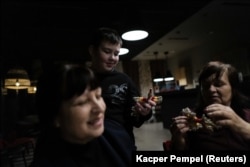 Воєнні мігранти з України беруть участь у майстер-класі, 2023 рік