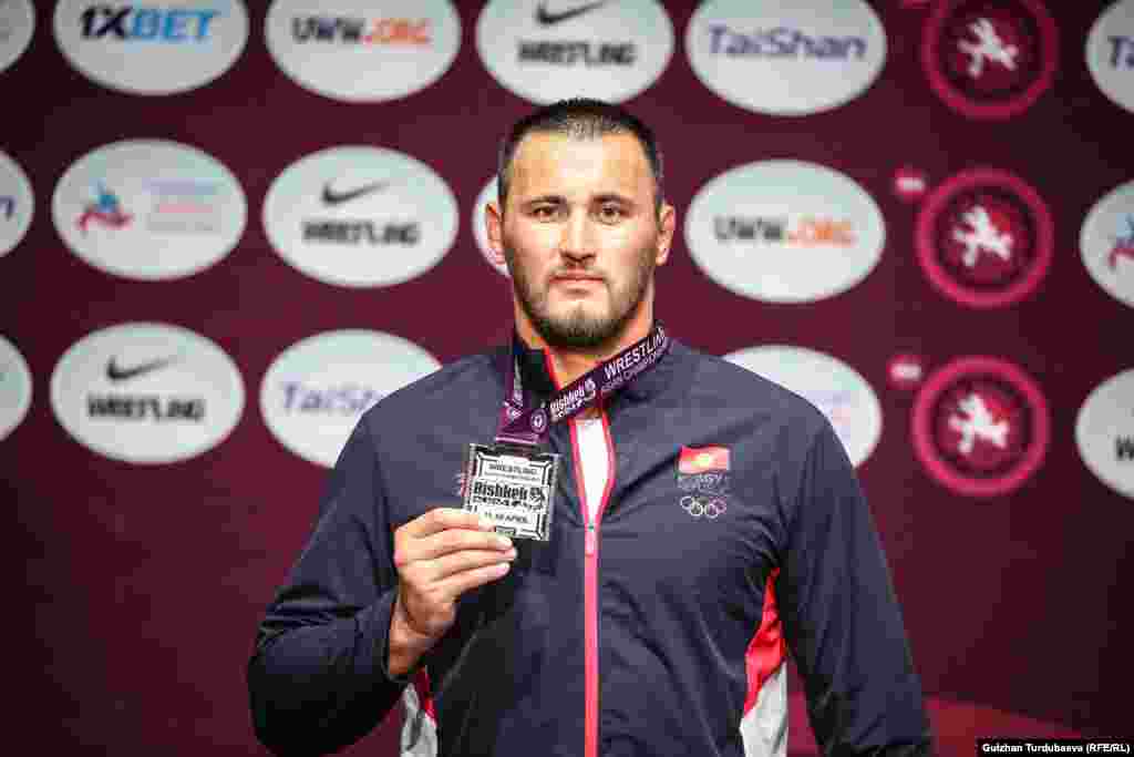 Айаал Лазарев 38 жашта. Ал 2009-жылдан бери Кыргызстандын атынан мелдештерге катышып келет. Ушуну менен алтынчы жолу Азия чемпионатынын байгесине ээ болду. Буга чейин 2015-жылы Азия чемпиону аталса, 2021-жылы күмүш байгеге ээ болгон. 2010, 2013 жана 2016-жылдары Азия чемпионатынын коло байгелерин уткан. 2023-жылы Азия оюндарында коло медал тагынган. Олимп оюндарынын эки жолку катышуучусу. 2020-жылы Белградда өткөн Дүйнө кубогунда 3-орунду ээлеген.