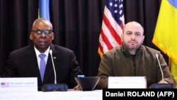 Ллойд Остин менен Рустем Умеров.