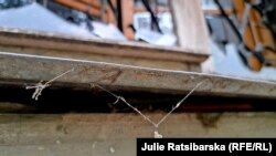 На місце ракетного удару по Дніпру, якого армія РФ завдала 19 квітня, жителі несуть квіти. Під завалами 5-поверхового будинку загинуло троє людей, Дніпро, 20 квітня 2024