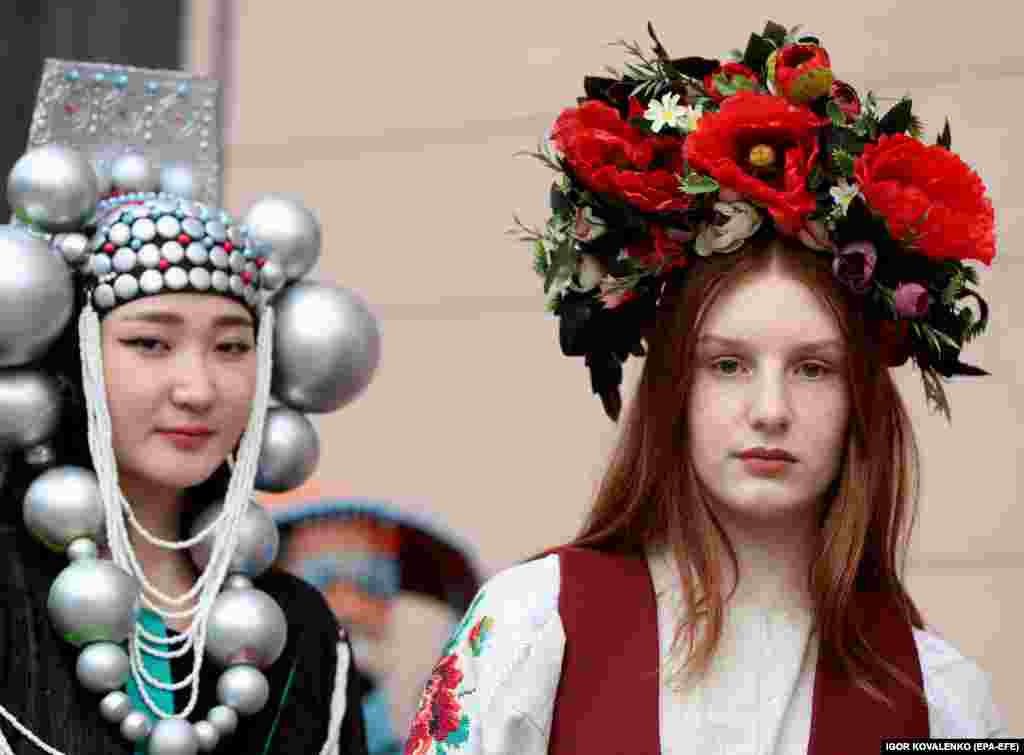 Посетителям шоу&nbsp;предлагают не только посмотреть на работы дизайнеров, но и попробовать блюда местной кухни и послушать живую музыку.