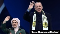 Թուրքիայի նախագահ Ռեջեպ Թայիփ Էրդողանը՝ կնոջ հետ, Անկարայում նախընտրական հանդիպման ժամանակ, 30-ը ապրիլի, 2023թ.