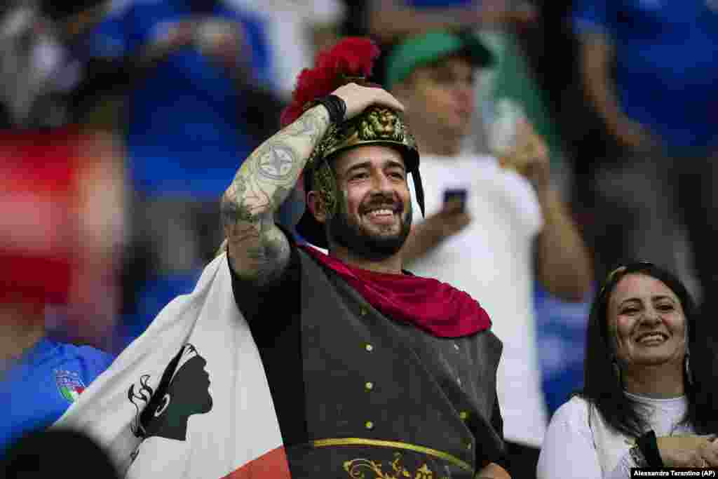 Итальянский фанат наблюдает за матчем в группе &laquo;B&raquo; против Испании в Гельзенкирхене, 20 июня. Автогол Риккардо Калафьори привёл к поражению итальянской команды со счётом 1:0 &nbsp;