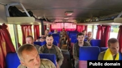 Туткундан бошотулган украин аскерлери мекенине кайтып баратышат. Украин президентинин администрация башчысы Андрей Ермак жарыялаган сүрөт. 7-август, 2023-жыл.