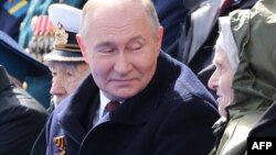 Під пальтом Путіна на травневому параді цього року був бронежилет, йдеться у розслідуванні The Moscow Times