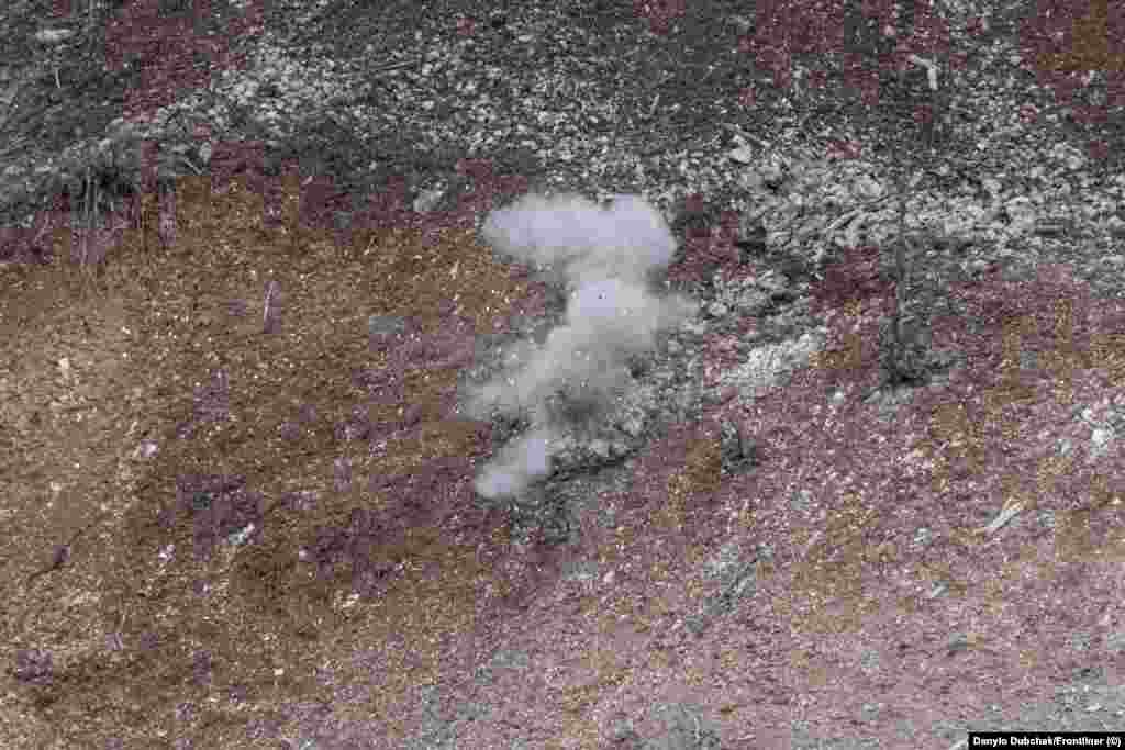 Пряме влучання снайпера в мішень під час навчань з бойової стрільби. Віктор Еланський, інструктор курсу &laquo;Альфа-Браво&raquo;, фахівець з високоточної стрільби, стверджує, що про важливість снайперів військові забувають після кожної війни. &laquo;Як тільки війна закінчується, про снайперів забувають. Як тільки починається, починаються крики: &laquo;Де наші снайпери? Без них ніяк&raquo;, &ndash; каже він