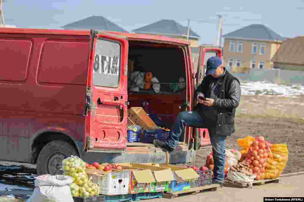 Жол боюнда жер-жемиш саткан соодагер.&nbsp;