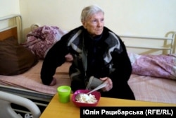 Лідія Безугла в центрі для переселенців