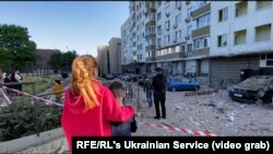 За даними місцевої влади, з пошкодженого уламками дрона будинку в Києві евакуювали 20 мешканців, одна людина загинула