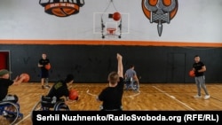 Як грають «нескорені»: тренування Invictus Games із баскетболу на візках (фоторепортаж)