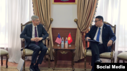 Кыргызстандын тышкы иштер министринин орун басары Айбек Молдогазиев жана АКШнын Мамлекеттик департаментинин катчысынын жардамчысынын орун басары Жон Марк Поммершайм. 22-апрель, 2024-жыл.