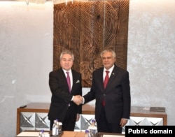 Жээнбек Кулубаев жана Мухаммад Исхак Дар. Астана, Казакстан. 20-май, 2024-жыл.