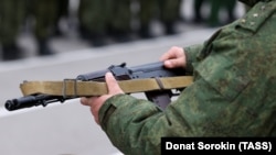 Орусиялык аскердин куралы. Иллюстрациялык сүрөт.