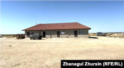 Ýerli balykçylaryň balyk tutmaga gelende, birnäçe hepde düşelge edinýän jaýy