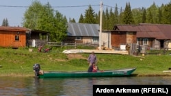 Айылдыктар негизинен айыл-чарбанын эсебинен, балык уулап, мергенчиликке чыгып жан багышат.