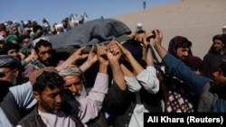 شماری از باشندگان هرات اجساد افرادی را که در زلزله پانزدهم میزان در ولسوالی زنده جان جان باخته اند دفن می کنند