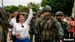 Президенттикке талапкер Луиса Гонсалес коопсуздук кызматкерлеринин коштоосунда баратат. 