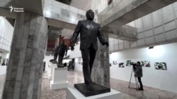 "Бізге ешкім құдай емес". Суретші "Назарбаевтың" құлағанын бейнеледі

