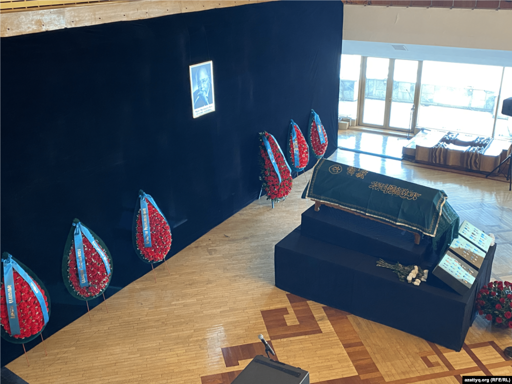 Мурат Ауэзов көркөмдүк процесстин теориясы менен тажрыйбасы боюнча 200дөн ашуун илимий макалалардын, &quot;Убакытты байланыштырган - жип&quot; (1972), &quot;Иппокрена. Убакыт кудуктарына баруу&quot; (1997) жана &quot;Кайтуу үчүн кетүү&quot; (2002) деген эмгектердин автору.&nbsp; &nbsp;