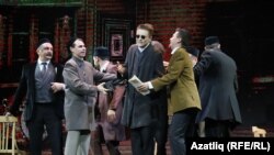 Тукай турында тамашадан күренеш. Тукай ролендә Камал театры артисты Эмиль Талипов (уртада)