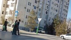 Diňle: Marynyň polisiýasy ýörite geçelgelerden geçmeýän pyýadalary tutýar