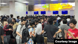 Пакистанские студенты покидают Кыргызстан после событий 18 мая. 