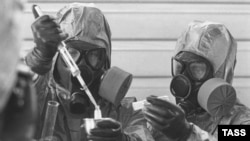 Взятие пробы отравляющего вещества из подлежащей уничтожению химической авиационной бомбы