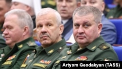 Орусиянын Куралдуу күчтөрүнүн Башкы штабынын жетекчи орун басары Вадим Шамарин (оңдо)