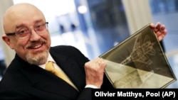 Украинанын коргоо министри Алексей Резников F-35 чабуул койчу учактын сүрөтүн кармап турат, 14-февраль, 2023-жыл.