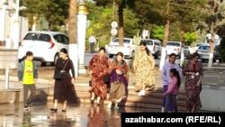 Türkmenistanda zenanlardan ginekologiýa barlagyndan geçmek talaby soňky iki ýylda birnäçe gezek edilipdi.