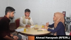 بریالی بهادر ( شخص وسط) مسوول رادیو کهکشان در ولایت پروان در حال بحث روی برنامه های رادیویی با دو تن از همکارانش