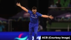 افغانستان - فضل حق فاروقی توپ انداز افغان در بازی جام جهانی ویکت اوگاندا را گرفت. 