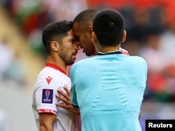 Иорданиялык футболчу Салем Ал Ажалин менен тажикстандык Алишер Жалилов беттеш учурунда.