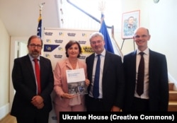 Співавтори звіту Chatham House «Як закінчити війну Росії проти України» і представники українського посольства в США на презентації в Українському домі у Вашингтоні, 26 липня 2023 року