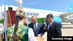 Абдулла Ариповду "Ысык-Көл" эл аралык аба майданынан Министрлер кабинетинин төрагасынын орун басары Бакыт Төрөбаев тосуп алды. 