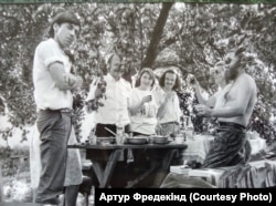 Артур Фредекінд з друзями. День народження Юрія Вівташа. Юрій Вівташ, Іван Сокульсьский, колишня дружина Артура, Артур. А на протилежному боці столу Орина Сокульська і художник Михайло Ритяєв. Фото зробив Олексій Шпак, 1990 рік