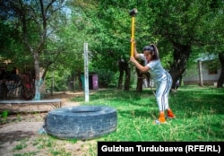 София колдун булчуңун жакшыртуу үчүн балка чаап көнүгүү жасап жатат.